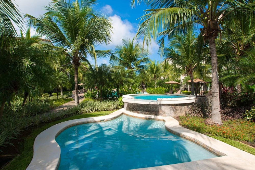 Impressively designed and decorated 3rd-floor space overlooking pool in Coco view 2