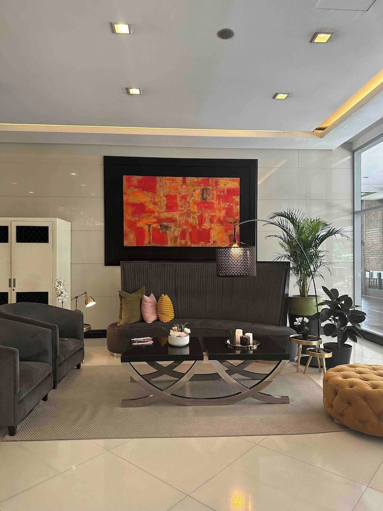 Luxurious Studio in Mckinley Hill With City View