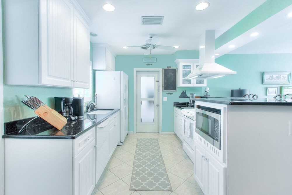 Seahorse Cottage - Monthly Beach Rental 2 Bedroom Home by Redawning view 2