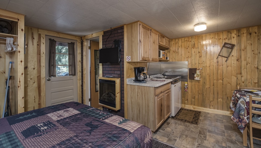 Swiftcurrent Lodge and Cottages by the River - Property Image 27