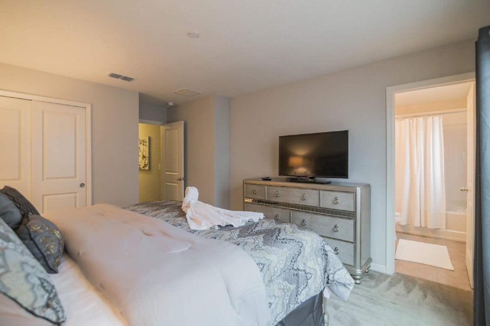 5137 Compass Bay
