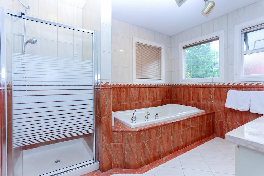 Grand Spacious Suite near YVR by Elevate Rooms view 5
