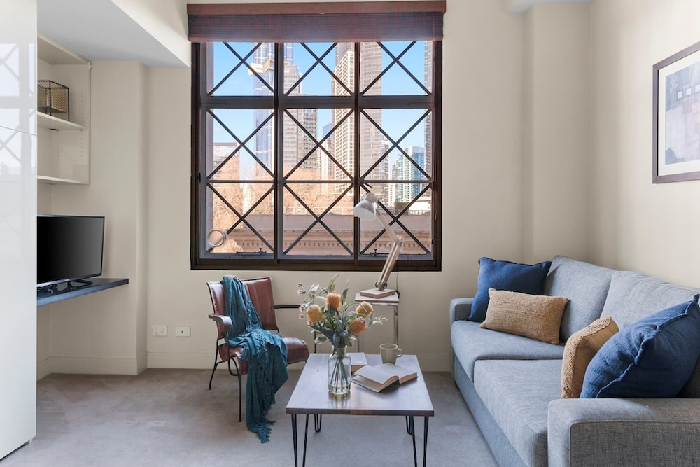 1-bedroom Unit in Classic Melbourne CBD Building!