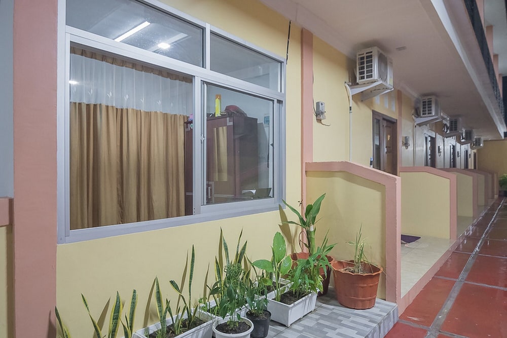 RedDoorz near RSUD Dr. Abdul Aziz view 2