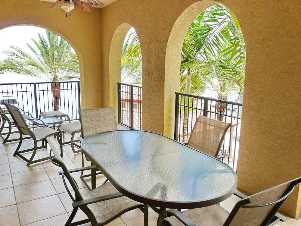 Luxurious Esplanade Condo Overlooking bay