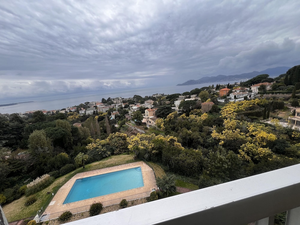 Large Light and Modern 2 Bedroomed Apartment in Cannes With Sea Views Pool and Lovely Terrace - 1503