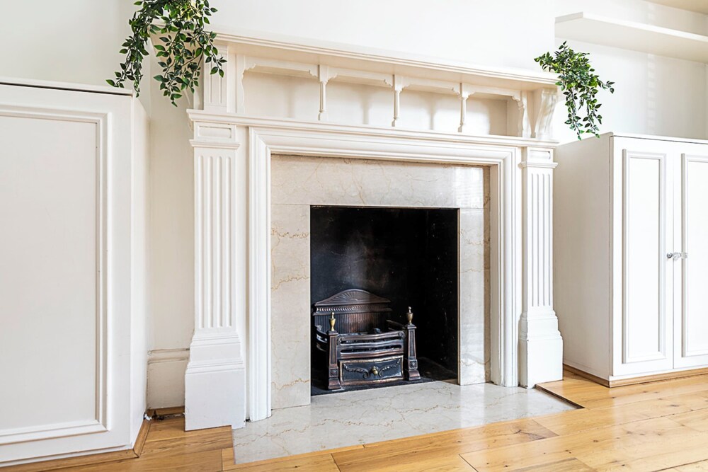 Kensington Tranquility: Elegant Two-bed Retreat
