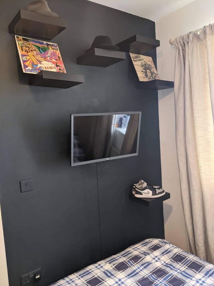 Beautifully Decorated Contemporary 2 Bedroom Flat