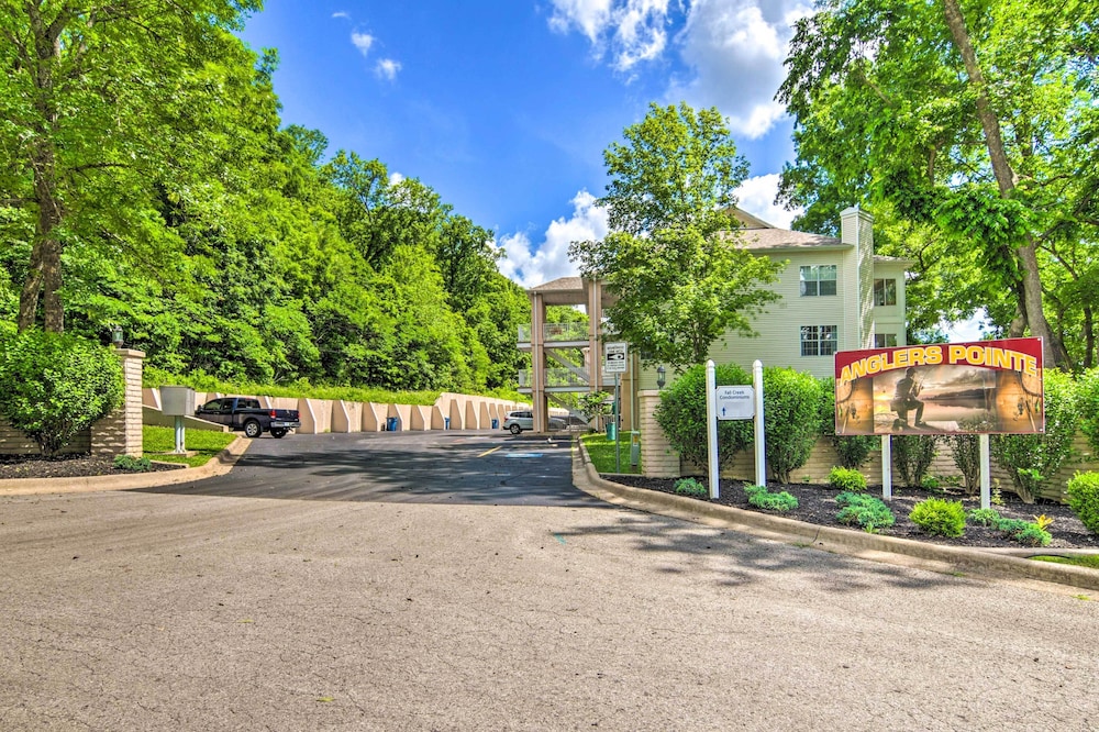 Sunroom, Fireplace: Lakefront Branson Condo