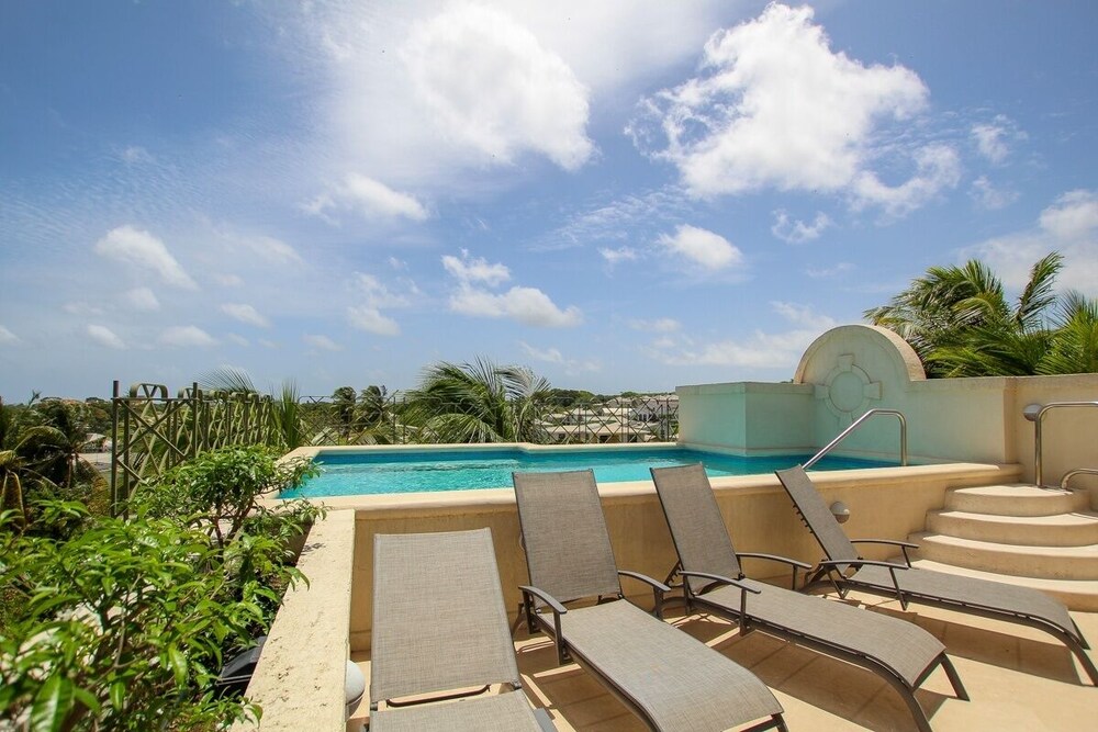 Ocean views apt with shared rooftop pool: Beacon Hill Surf by BSL Rentals