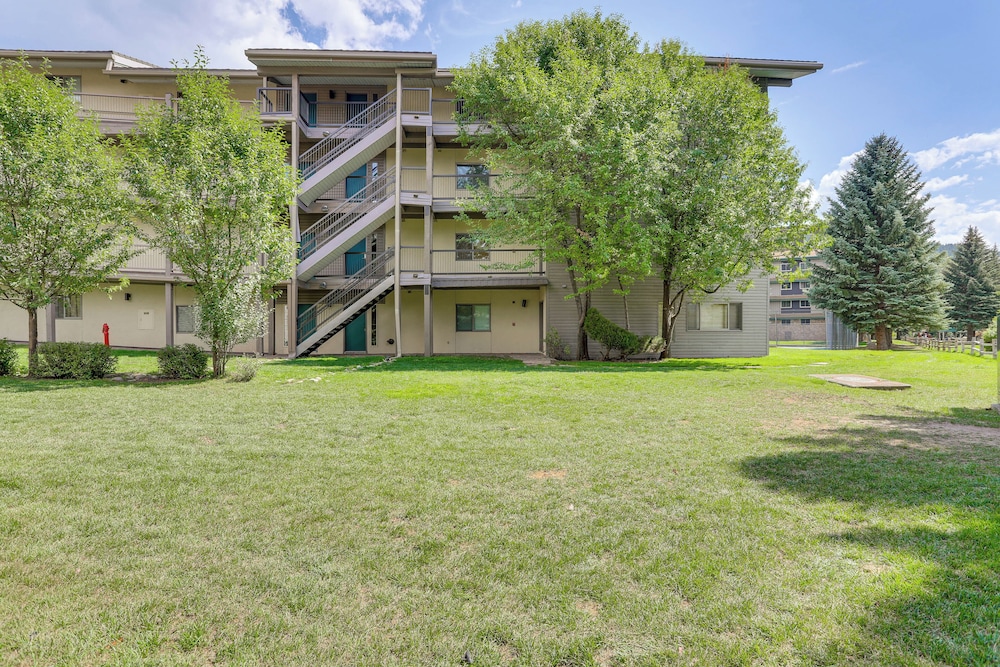 Sauna & Ski Shuttle Access: Mtn-view Condo in Avon