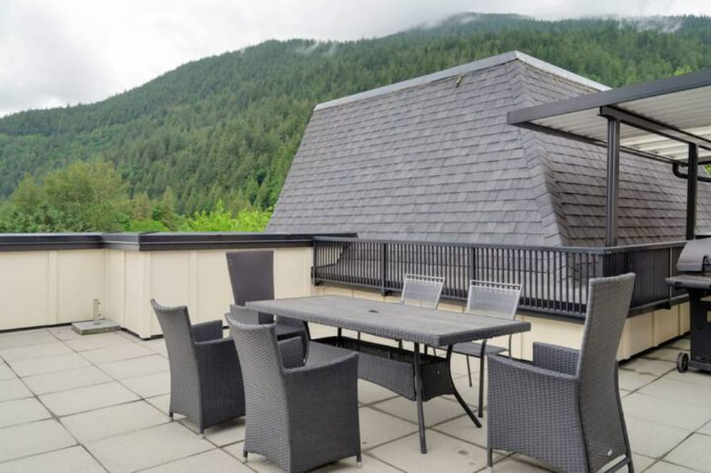Modern 4BR Penthouse With Lake Views