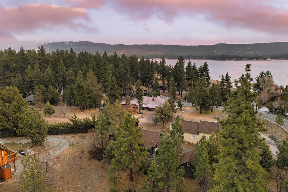 Cozy 2BR Fawnskin Cabin Big Bear Lake, Hiking Trails & Snow Summit Nearby