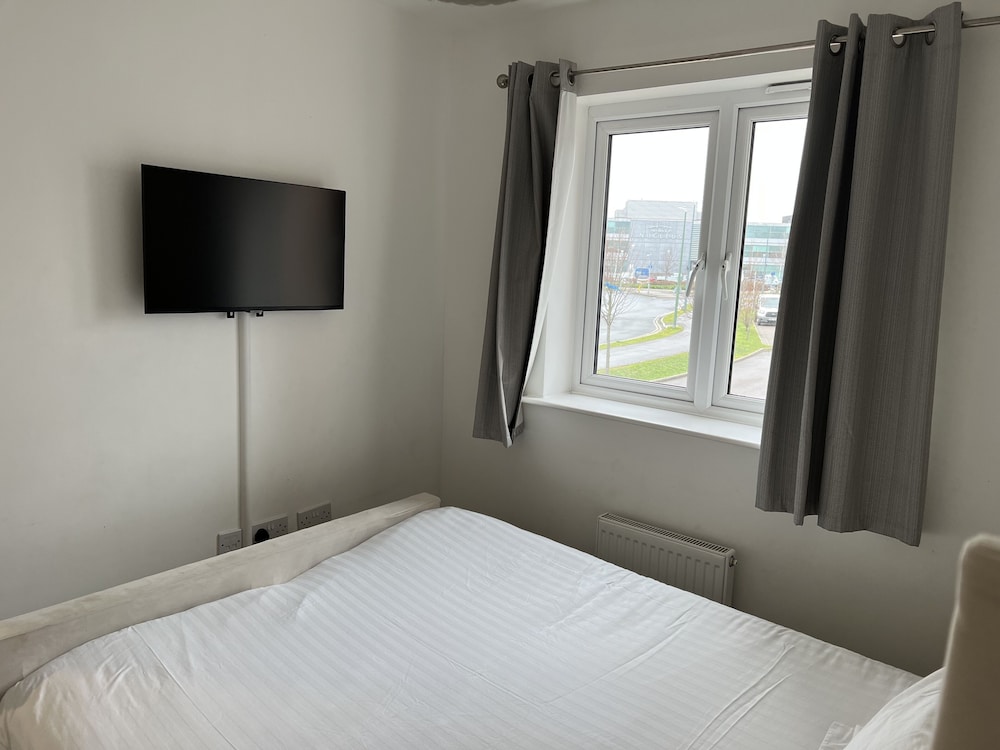 Charming 2-bed Terraced Home in Dartford view 4