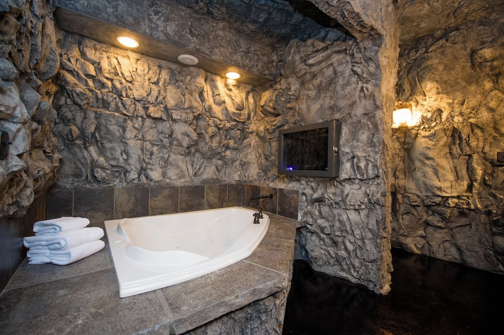 Eureka Springs Treehouses, Hobbit Caves & Castles