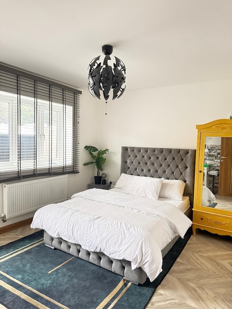 1br-sleeps2-parking-nearlondon-central