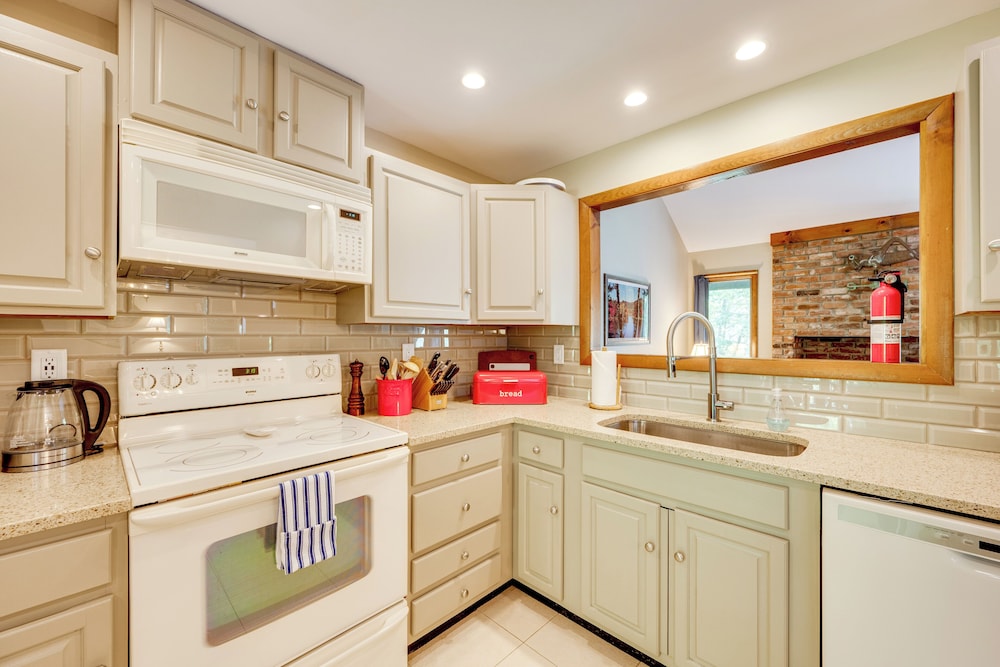 Near Skiing & Hiking! North Conway Gem w/ Balcony