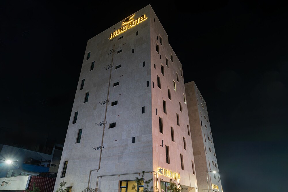 Gunsan Hound Hotel