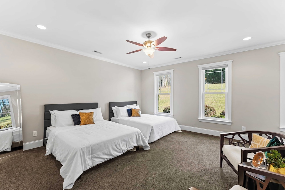 Luxury Lakefront Stay Private Dock, Indoor/outdoor Pool The Retreat