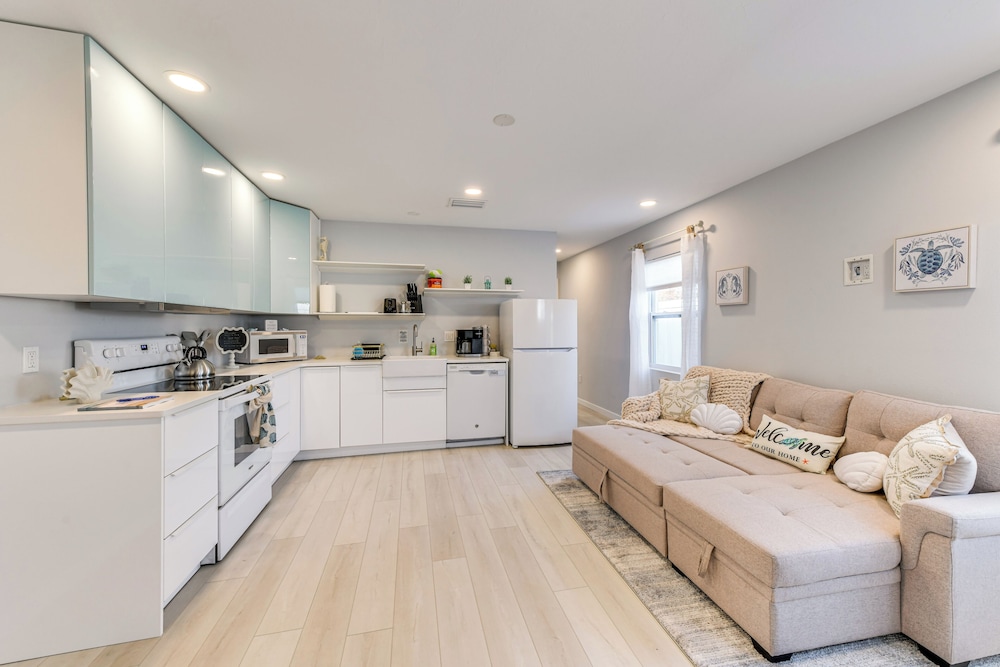 6 Mi to Dtwn: Sarasota Apt w/ Patio & Fire Pit