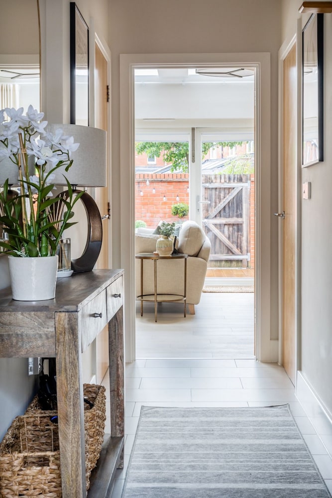 Stylish 3Bd Townhouse In Central Winchester