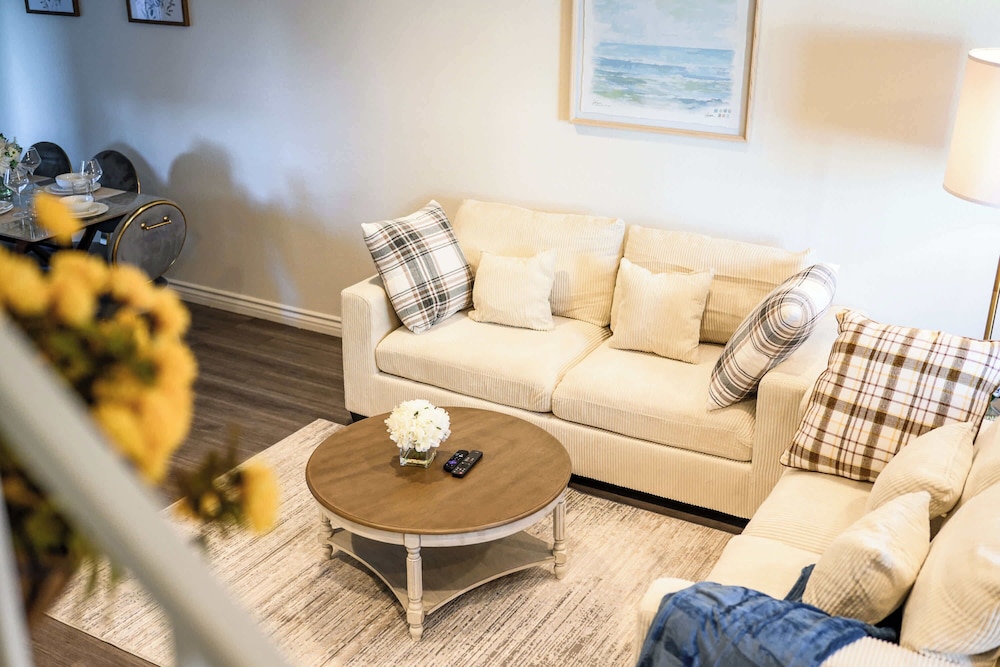Modern Glendora Retreat Family Getaway Near Cal Poly & Mt. SAC