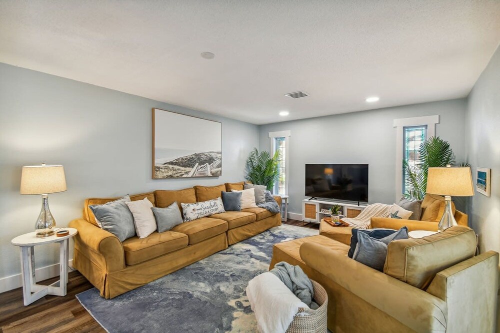 Tropical Pool Retreat in Tarpon Springs