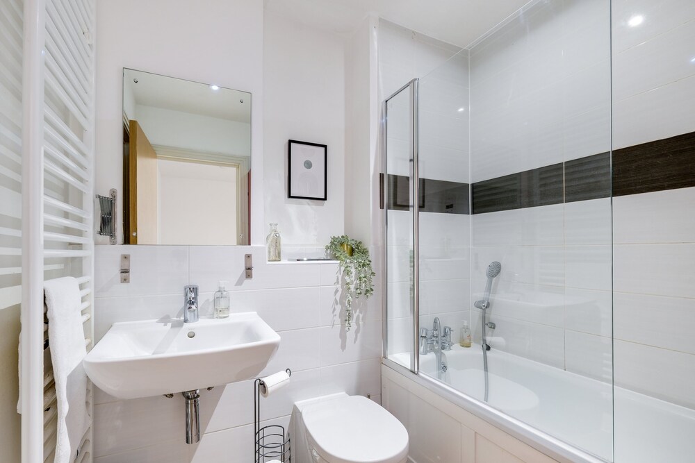 Foxherne 6 Bed & 3 Bath Serviced Hse -20