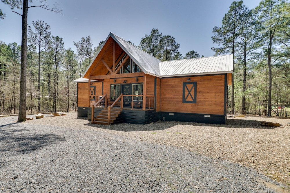 Family-friendly Broken Bow Cabin Rental w/ Hot Tub view 4