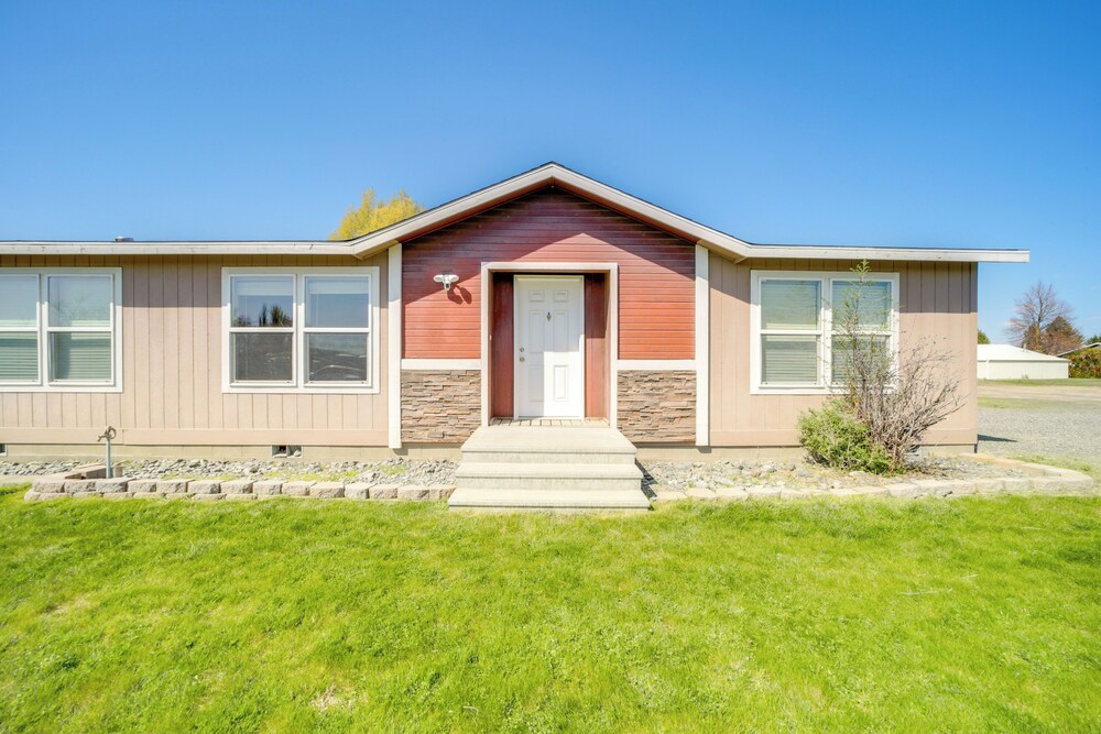 1 Mi to Lake: Getaway w/ Patio in Coulee City!