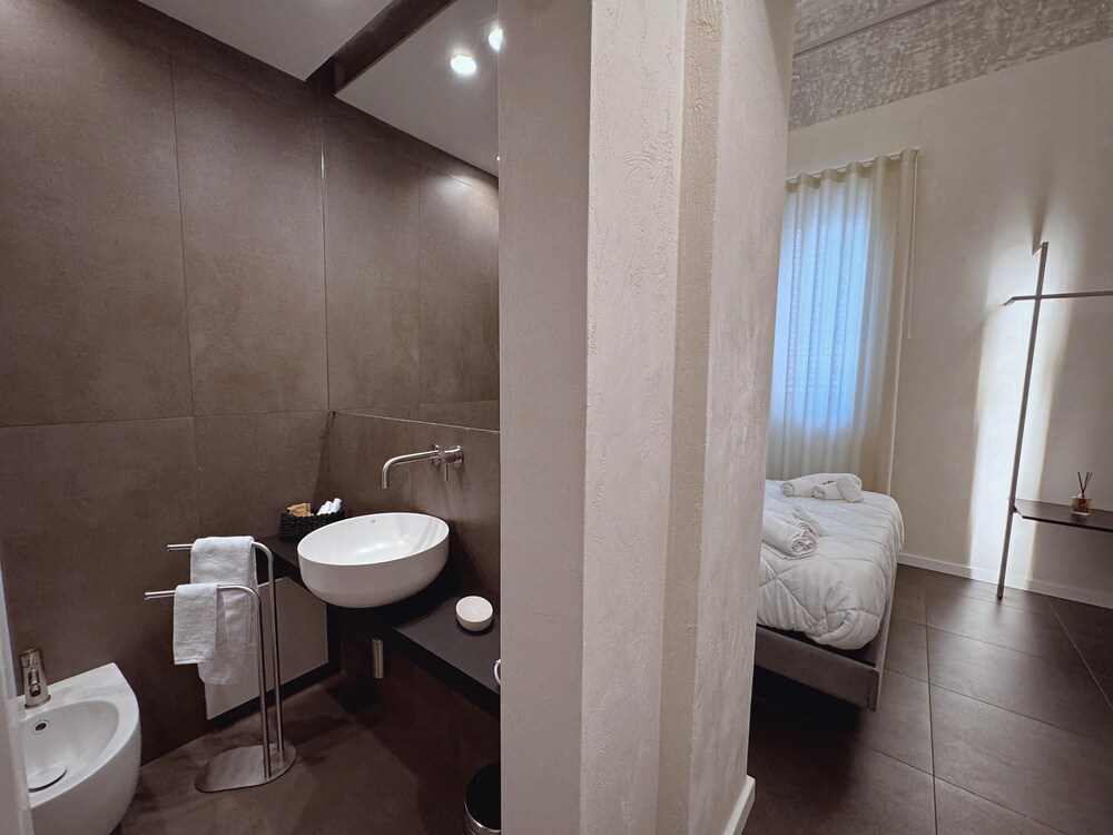 Corona Suite