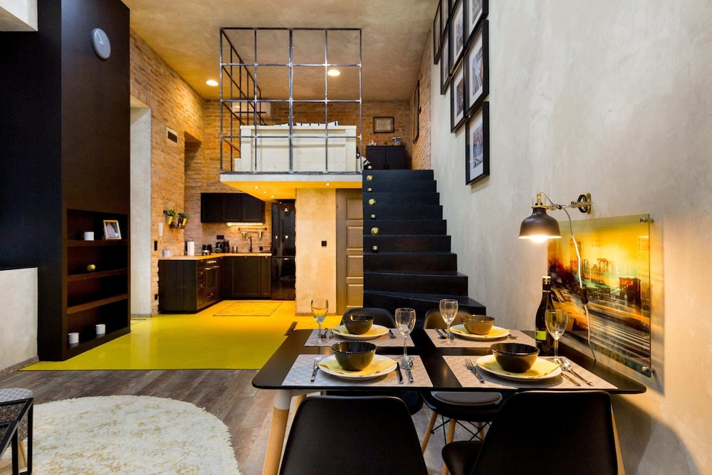 Bright Warwick Chambers Apartment
