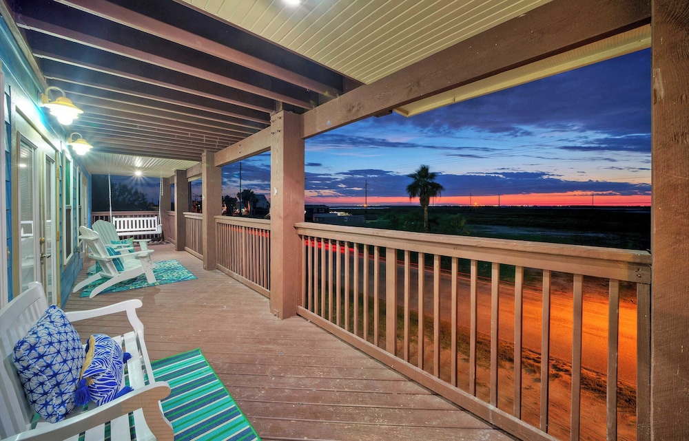 Sleeps 22 2 Homes w/ Private Pool, Game Room, Nature Views 7 BDR Avantstay
