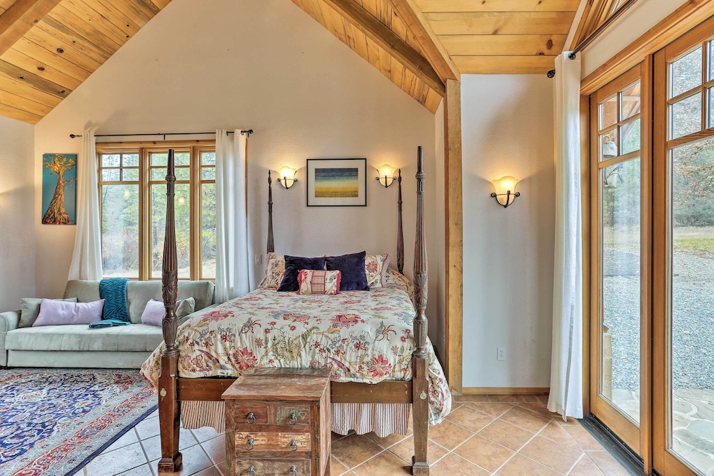 Peaceful Shasta Cascade Getaway on 15-acre Ranch!
