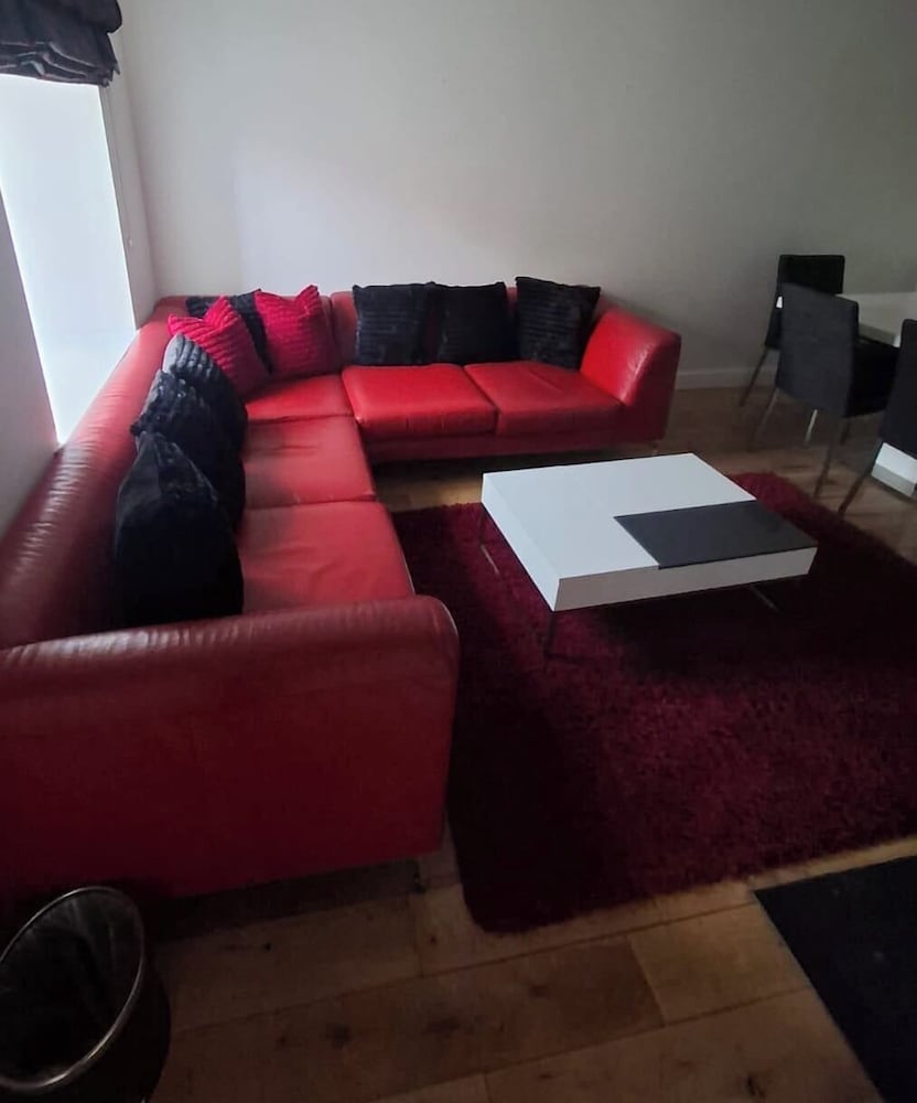 2 Bed Apartment - Sleeps 4 - Parking - Wifi