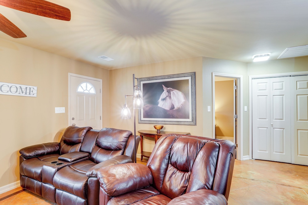 3 Mi to Greers Ferry Lake: Home w/ Screened Patio