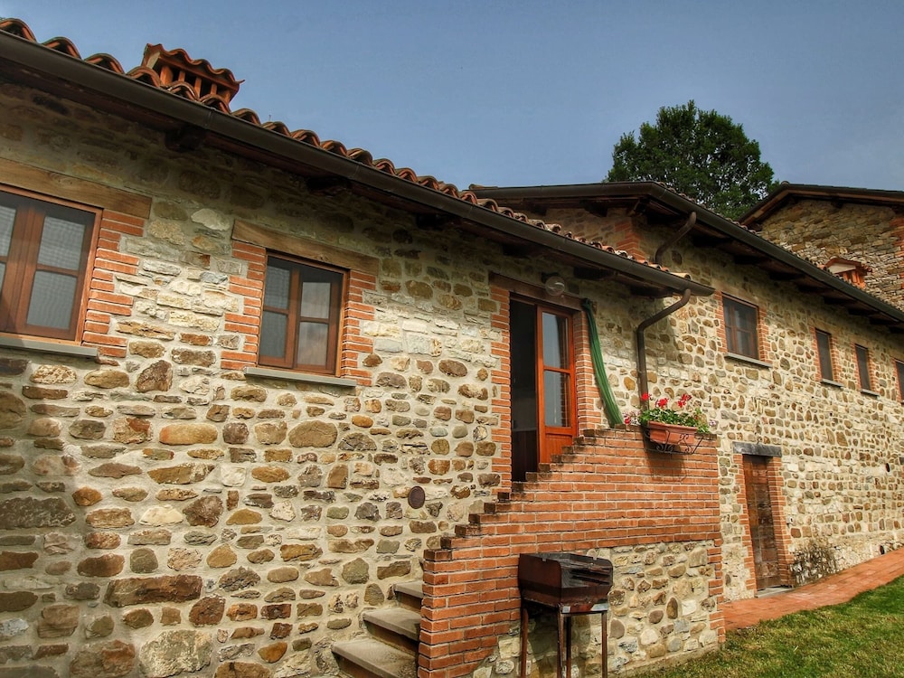 Rustic Serenity Farmhouse photo 1