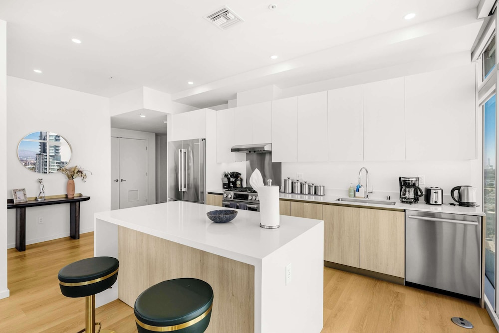 @marbella Lane - Chic 2BR Penthouse w/ Ocean Views