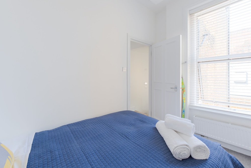 Bright two Bedroom Flat in Fashionable Fulham by Underthedoormat