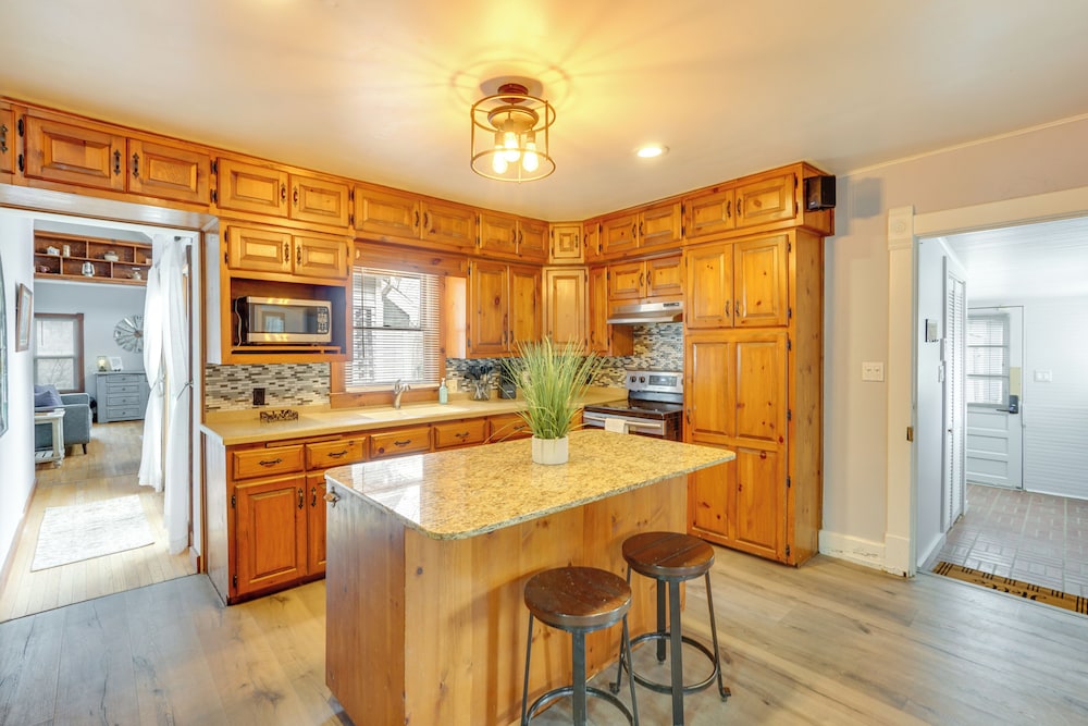 100-year-old Farmhouse in Fulton: 6 Mi to Town!