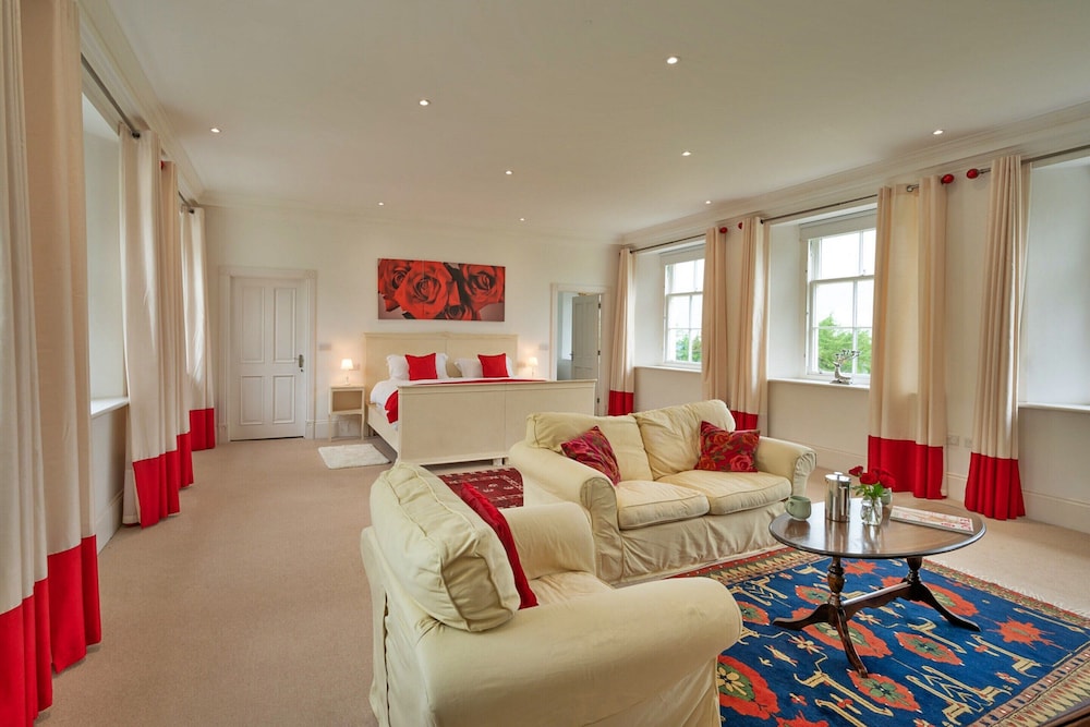 Self-catering Retreat With Pool, hot tub