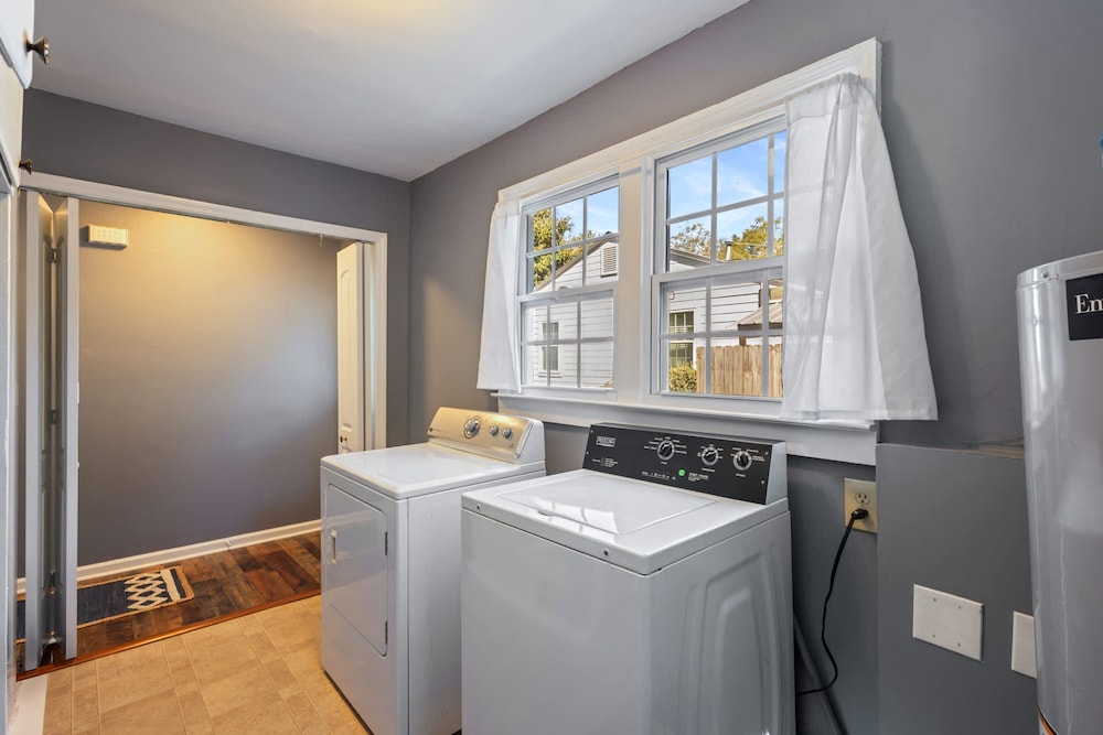 Hot Tub BBQ Retreat Spacious Backyard Pet-friendly