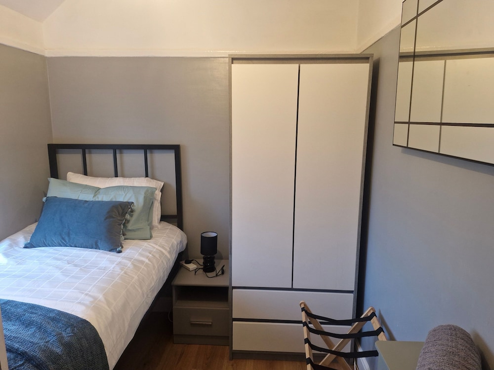 Beautiful Wythenshawe Home Near Airport With Garden & Parking Sleeps 5