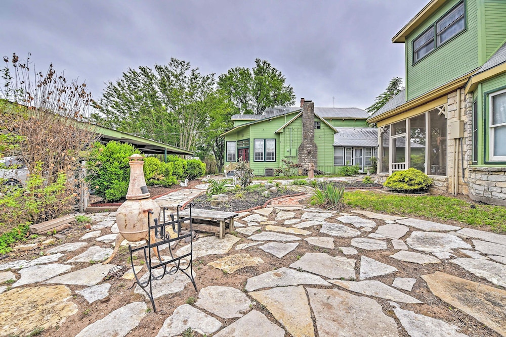 The Lilly House: Historic Glen Rose Home w/ Porch! view 3