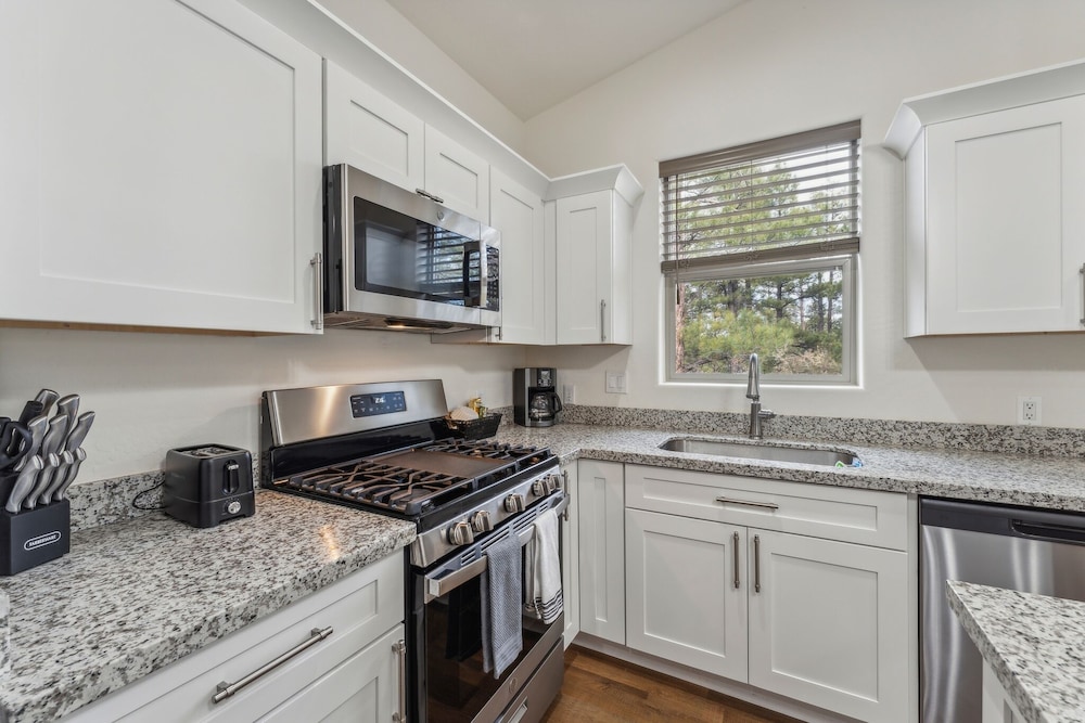 Scenic Golf Retreat With Modern Comforts & Fireplace 4 Bedroom Townhouse