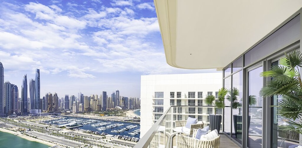 LUX The Marina Vista Beachfront Suite 3