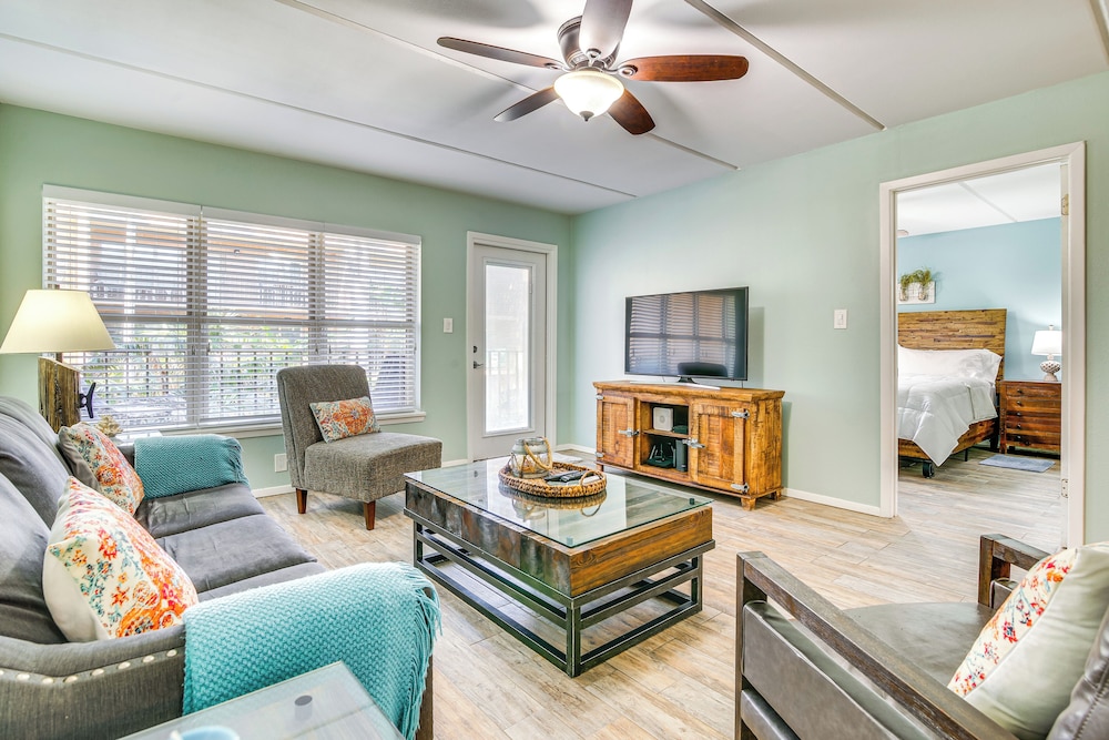 Walk to Beach: Condo w/ Pool Access in Texas!