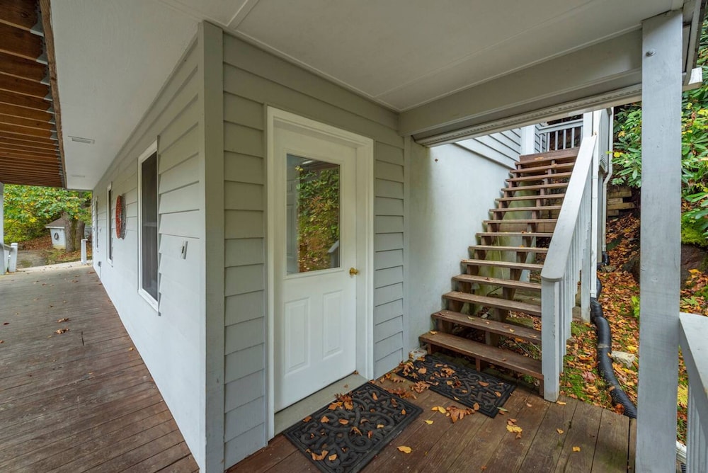 Riverfront Sanctuary Your Mountain Getaway