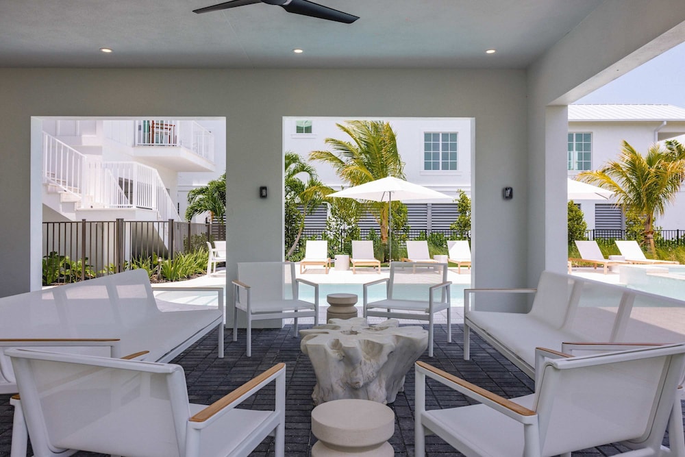 New Waterfront Home - Dreamside House