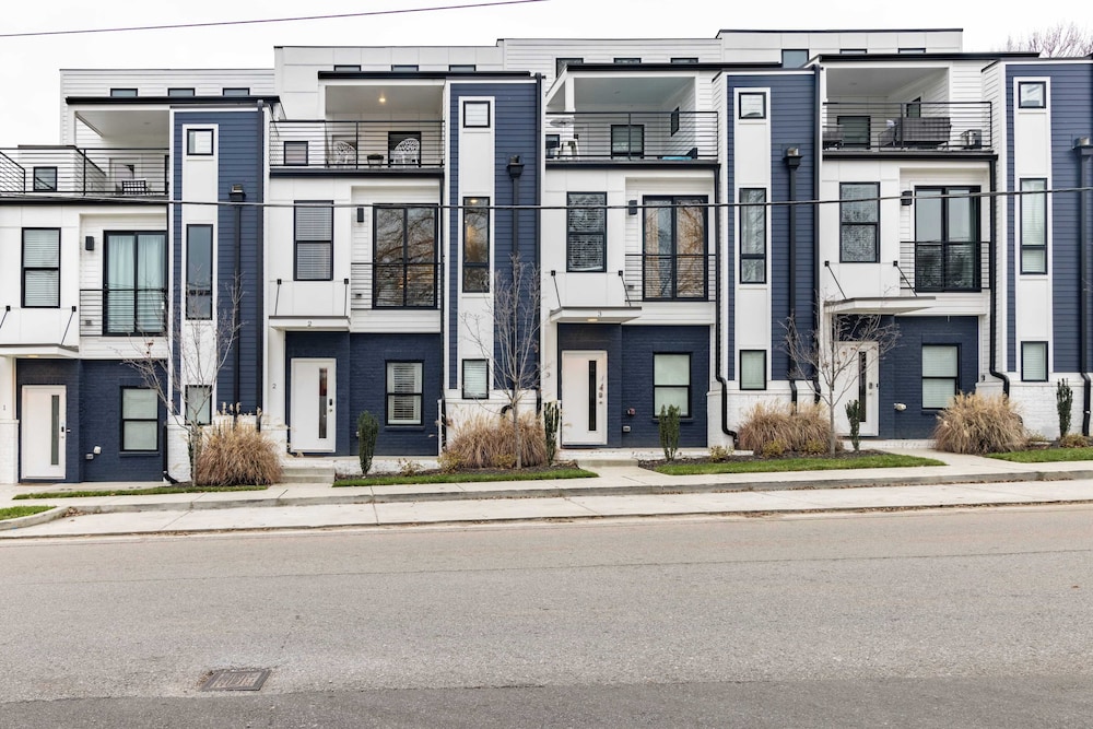 Monty by Avantstay 4bdr 4ba, Balcony w/ Outdoor Seating, 5mins to DT